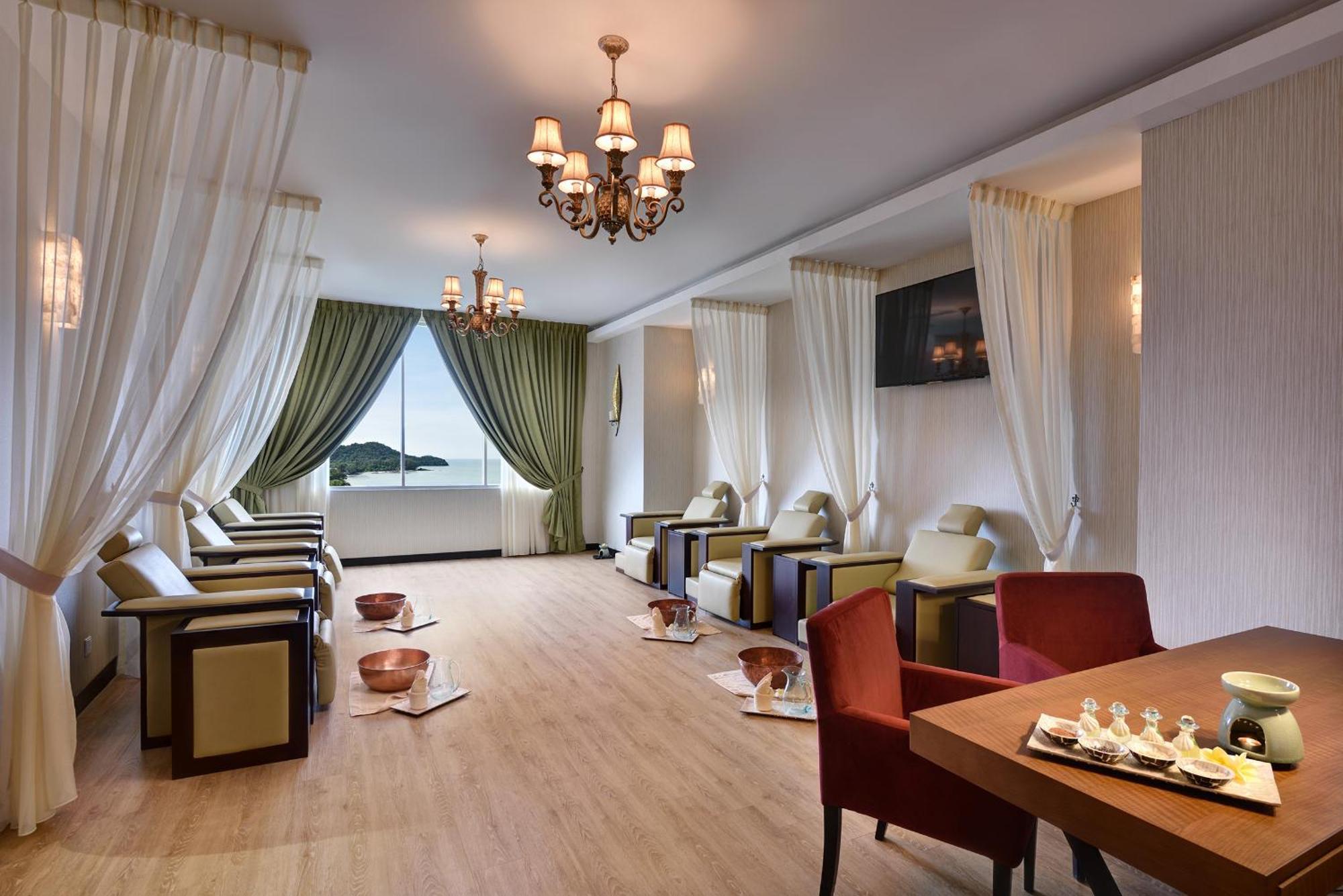 Lexis Suites Penang Bayan Lepas Exterior photo The interior of the lounge